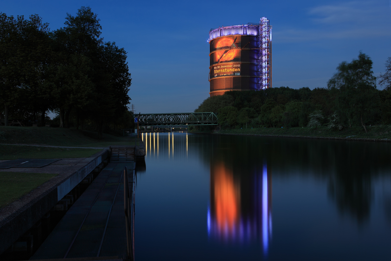 Nachts am Kanal – Gasometer Protestbild