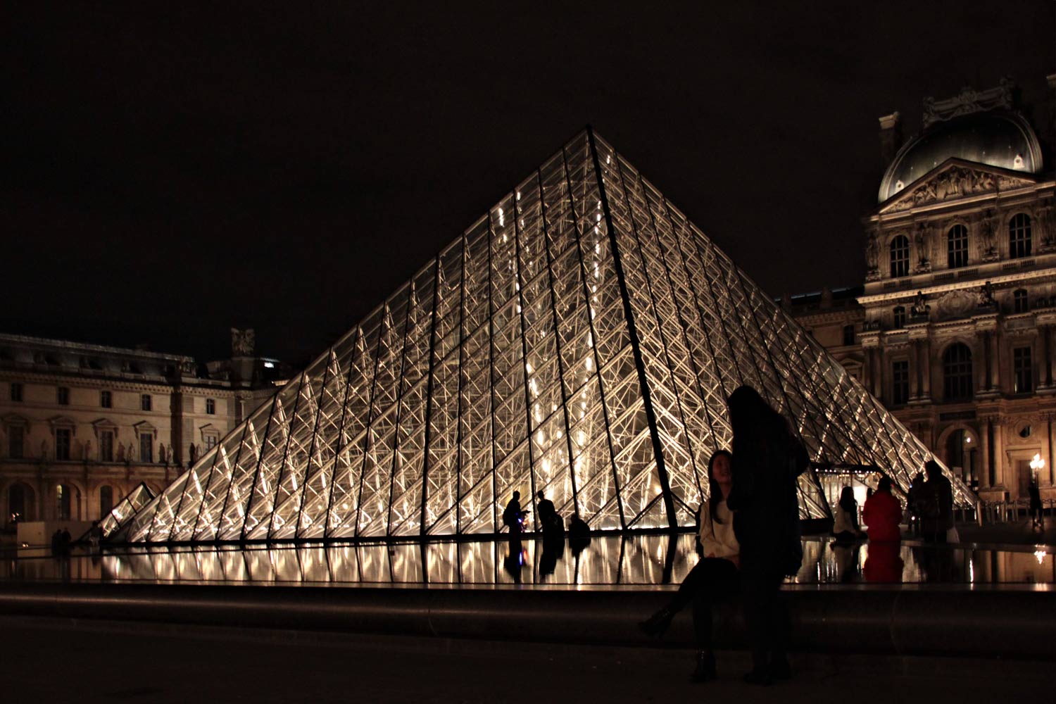 nachts am Louvre