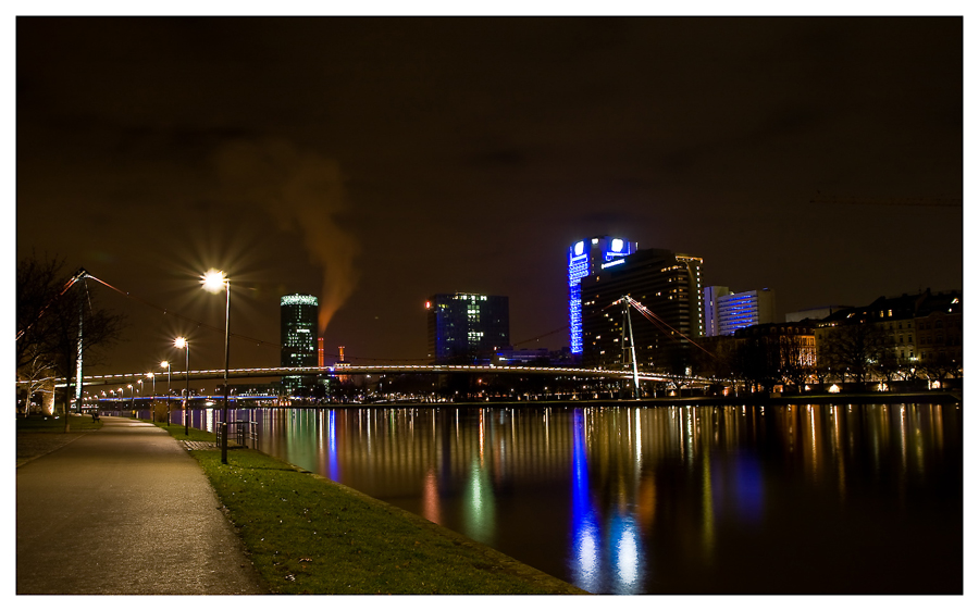 Nachts am Mainufer in Frankfurt