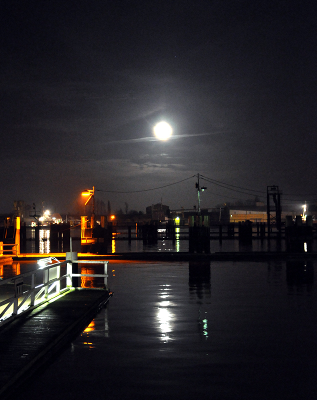 Nachts am Nord-Ostsee-Kanal bei Brunsbüttel