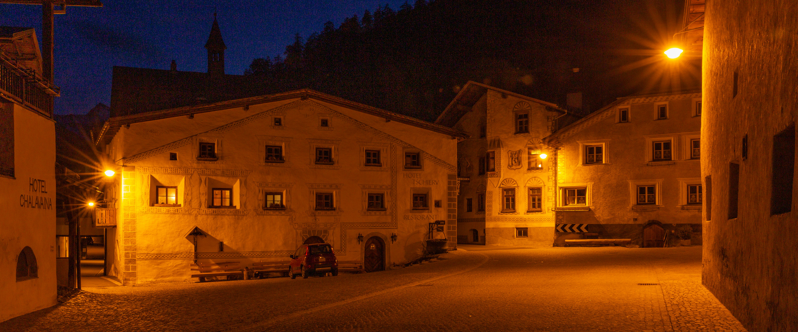 Nachts am Plaz Grond in Müstair...