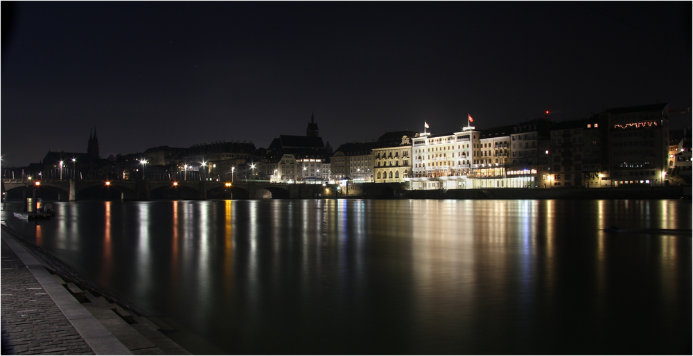 Nachts am Rhein in Basel