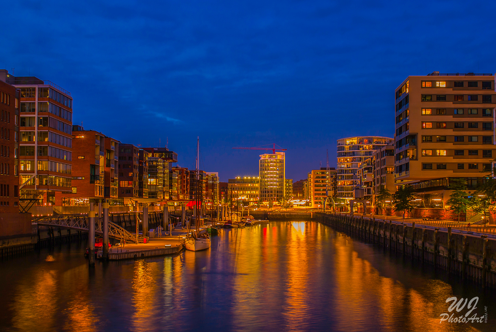 Nachts am Sandtorhafen