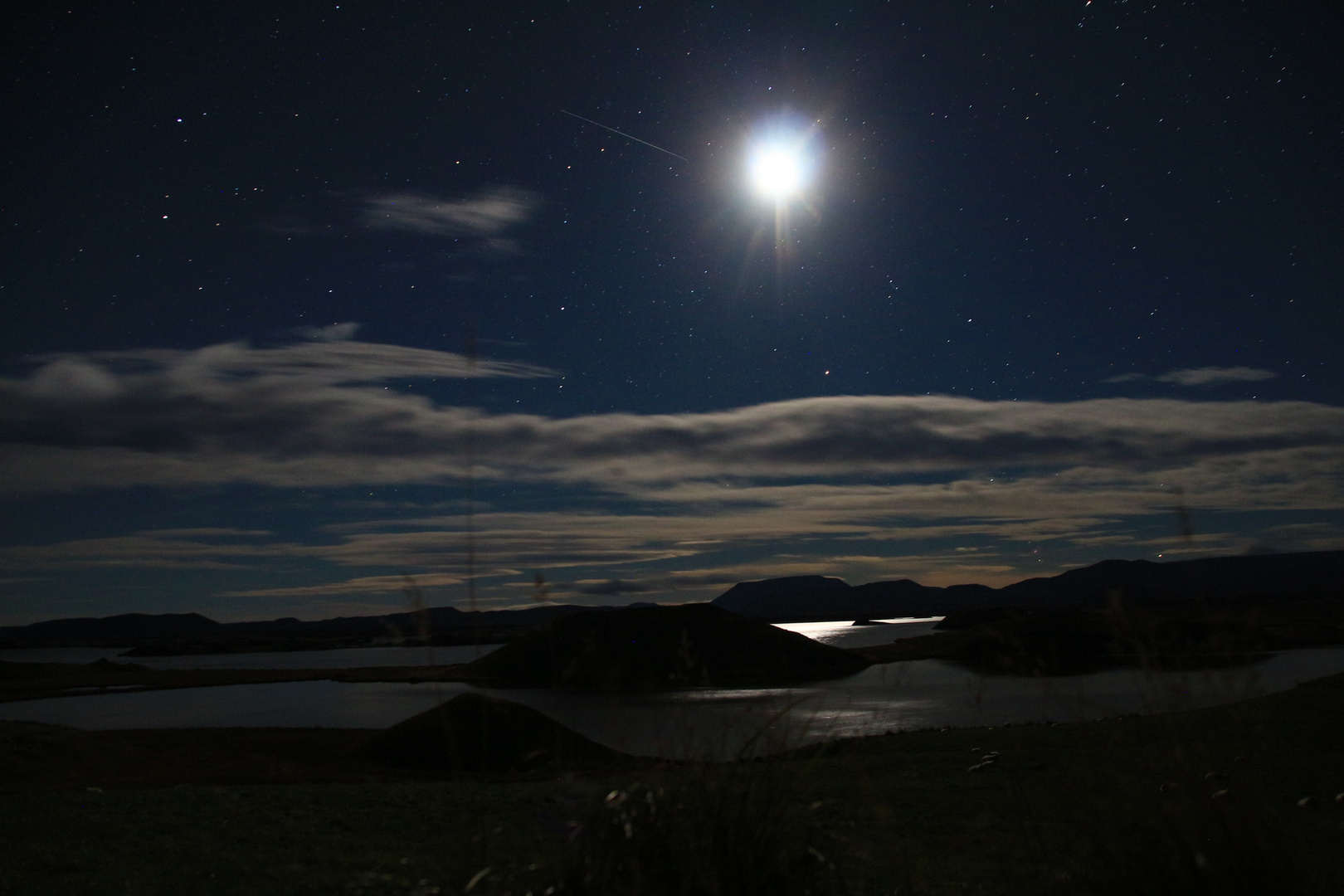 Nachts am See Myvatn (Island) mit Sternschnuppe :-)