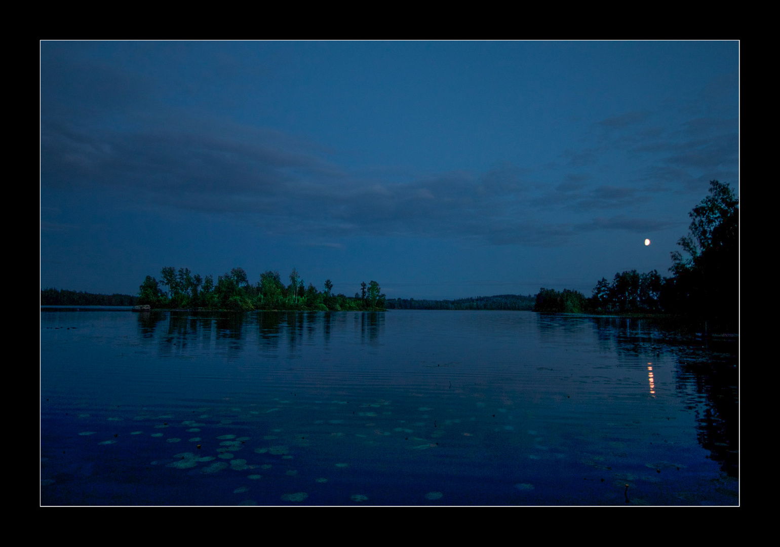 Nachts am See (Schweden).