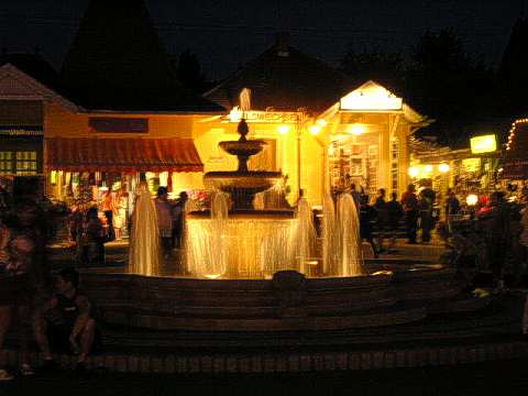 Nachts am Wackelmarkt von Balatonelle