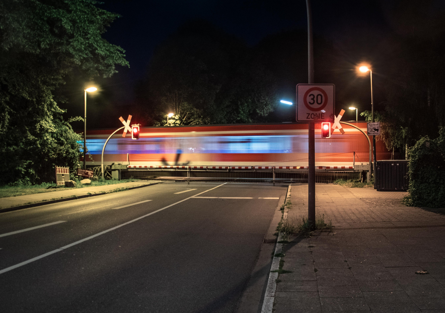 Nachts an den Bahnschranken Hamburg-Sülldorf