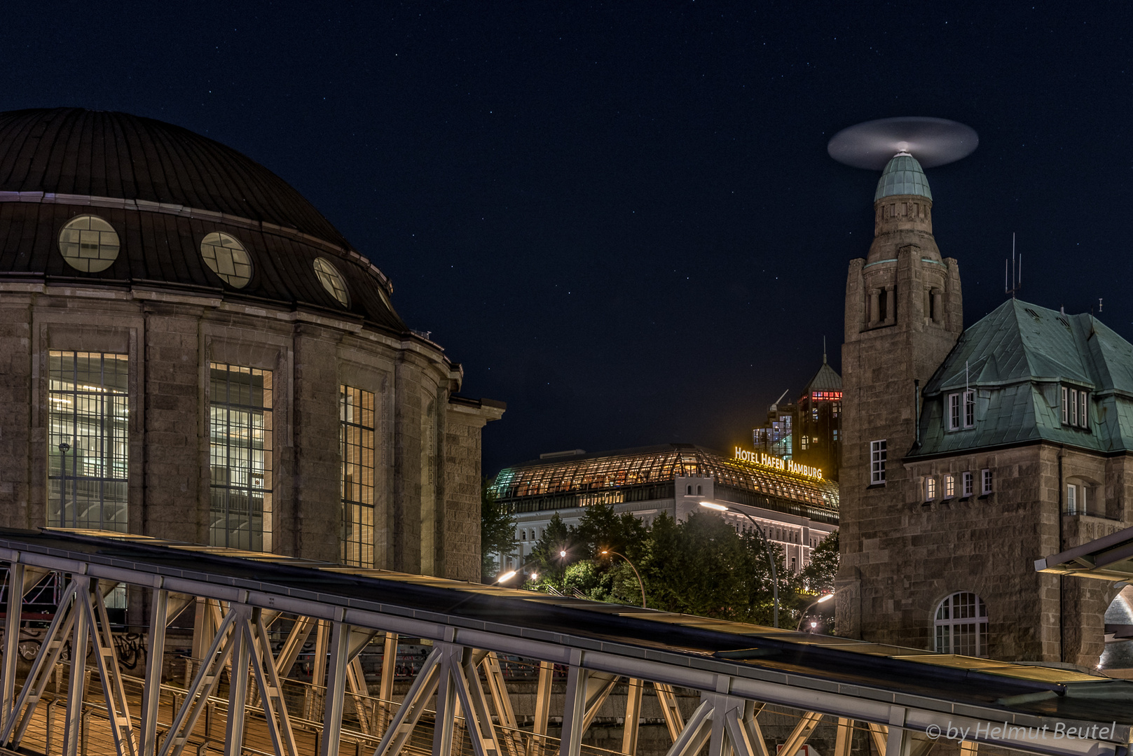 Nachts an den Landungsbrücken