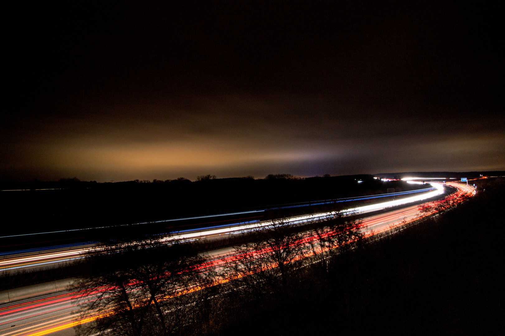 Nachts an der Autobahn