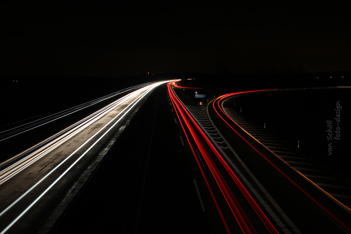 Nachts an der Autobahn