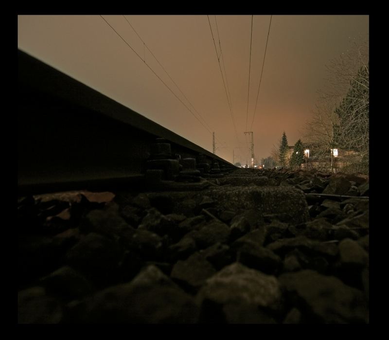 Nachts an der Bahnstrecke