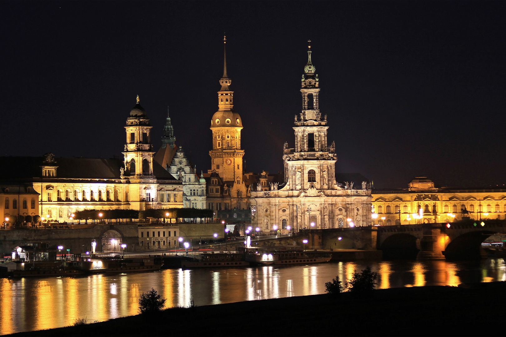 nachts an der Elbe in Dresden