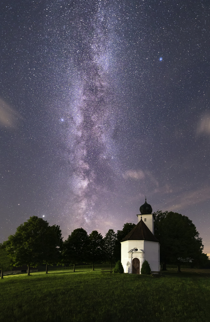 Nachts an der kleinen Kapelle 