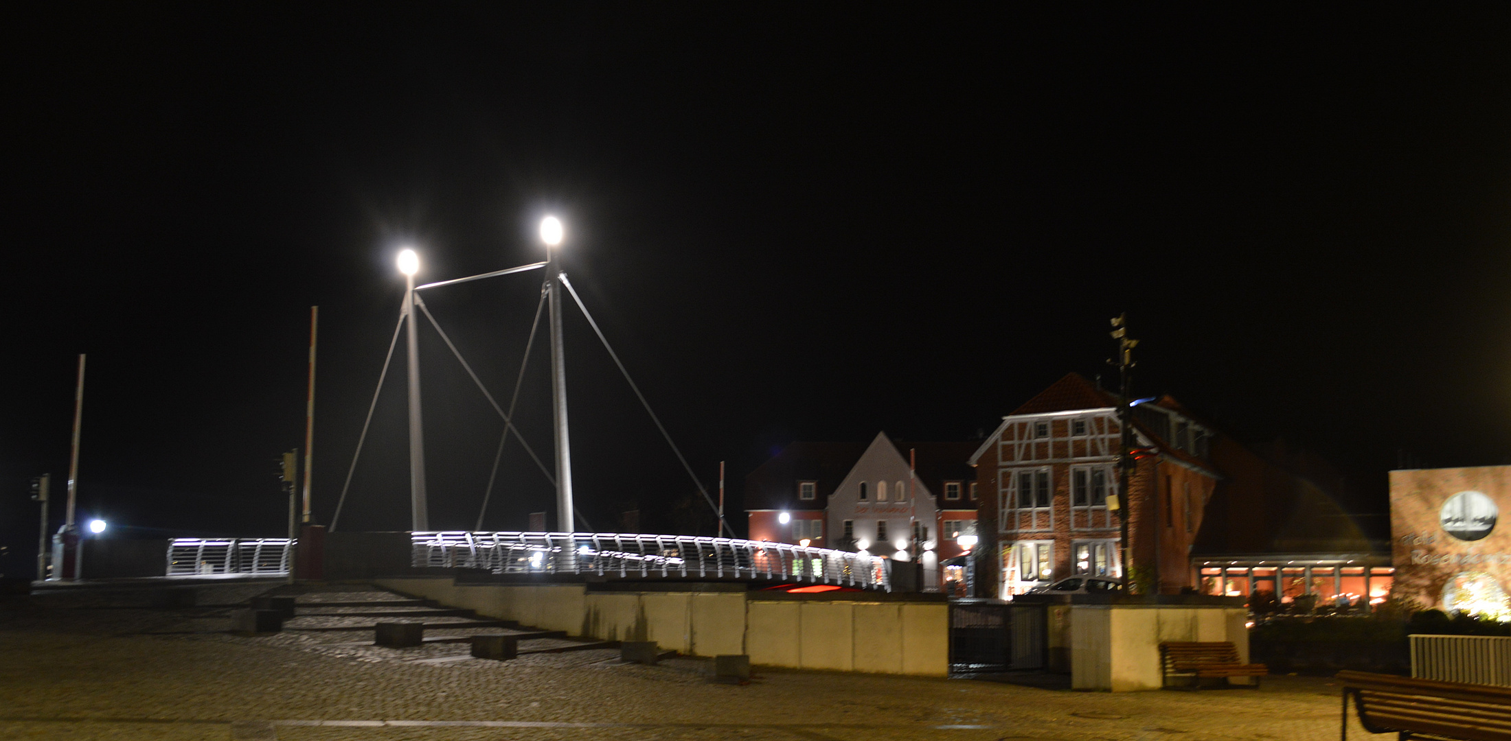 Nachts an der neuen Brücke