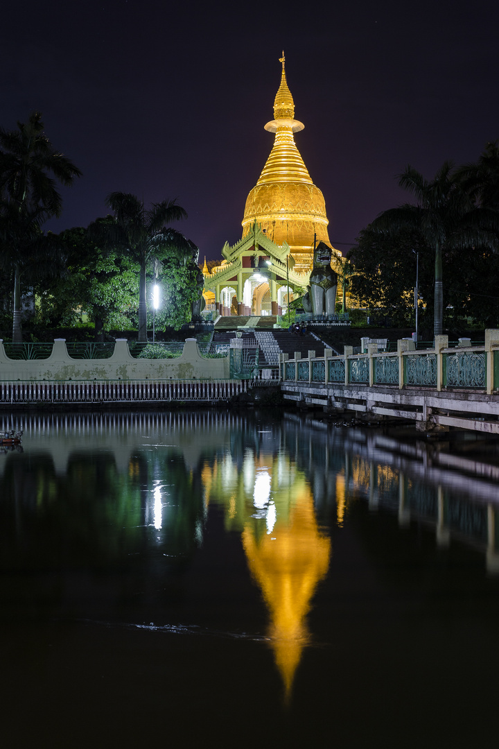 Nachts an der Pagode in Rayong (Myanmar)