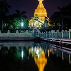 Nachts an der Pagode in Rayong (Myanmar)