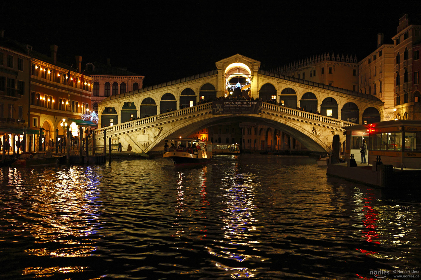 Nachts an der Rialto Brücke