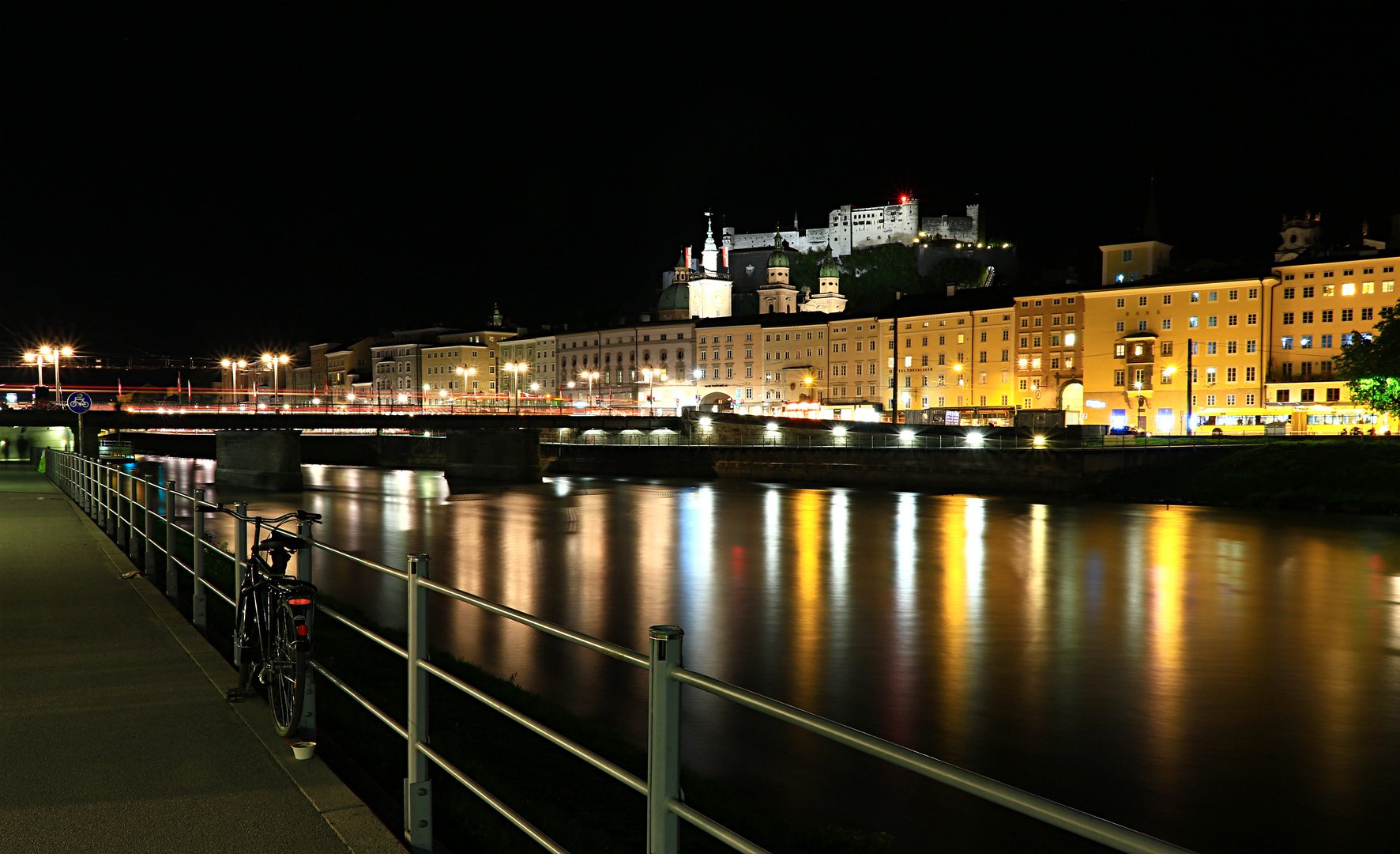 Nachts an der Salzach