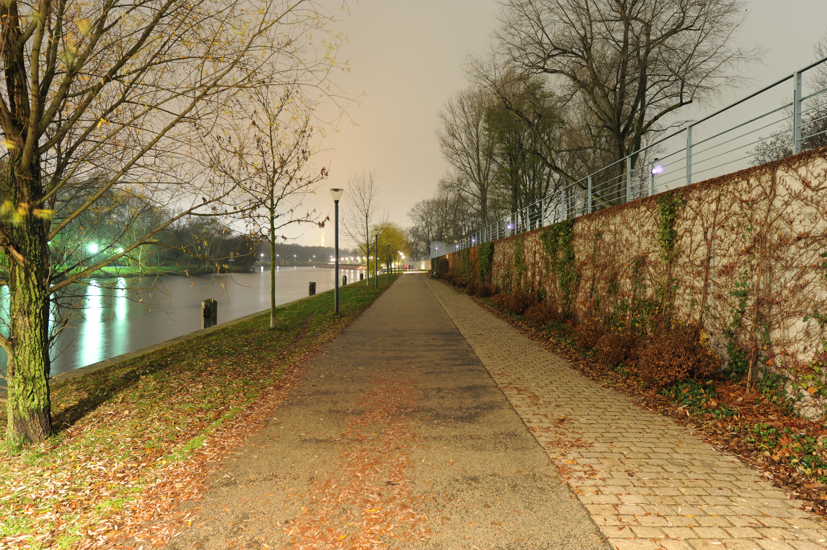 Nachts an der Spree Berlin