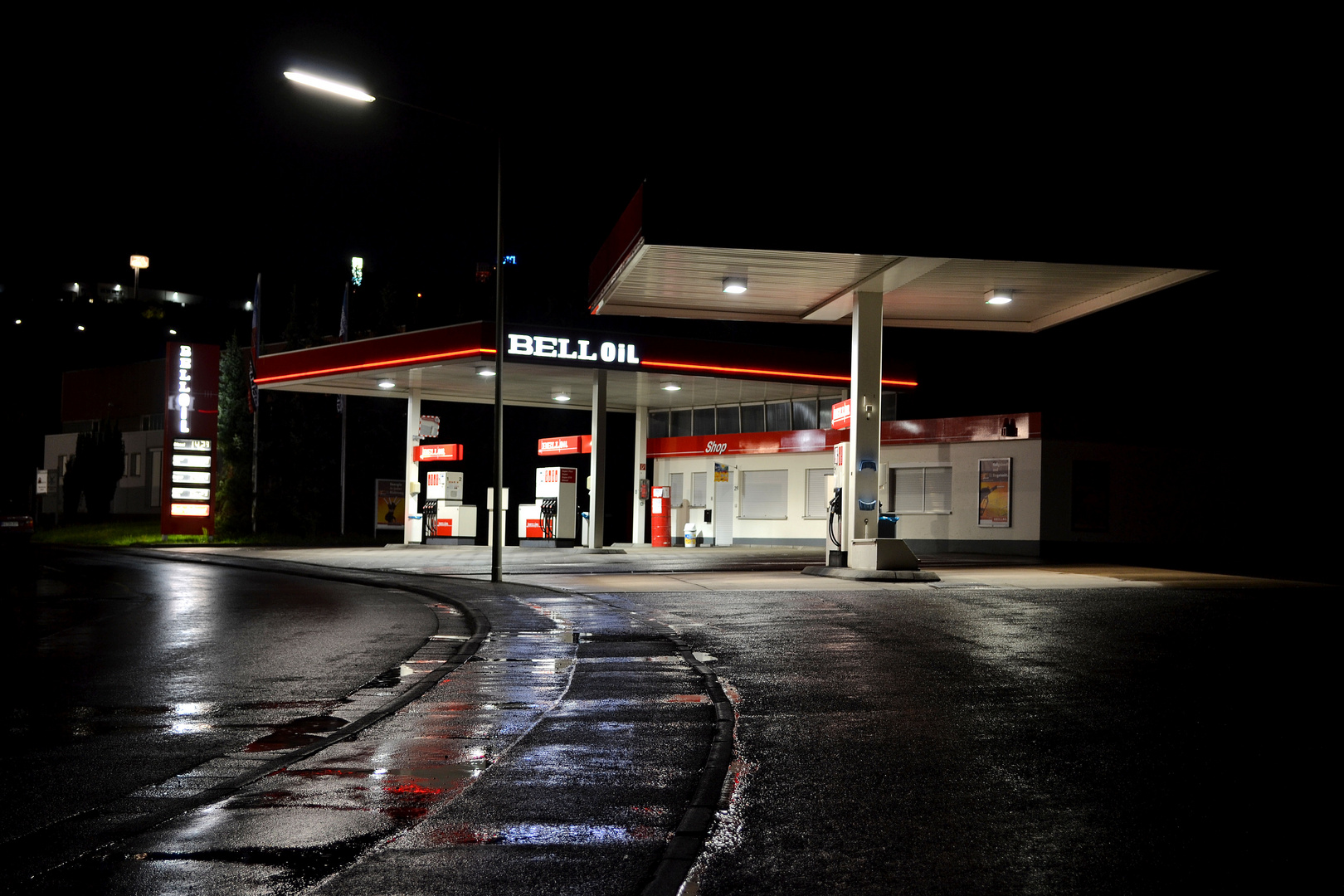 Nachts an der Tankstelle