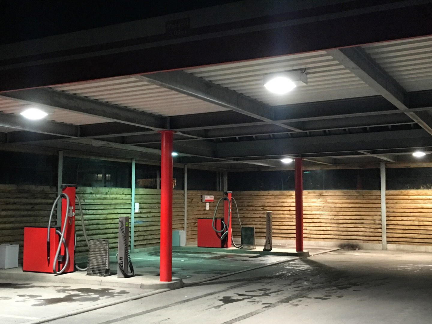 Nachts an der Tankstelle