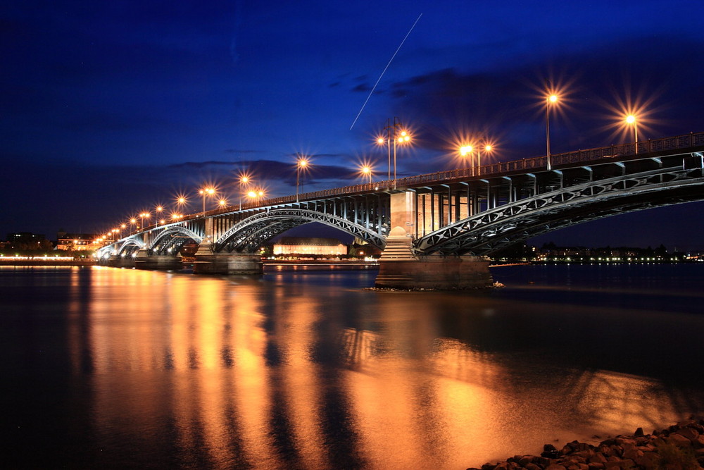 Nachts an der Theodor-Heuss-Brücke (Mainz)