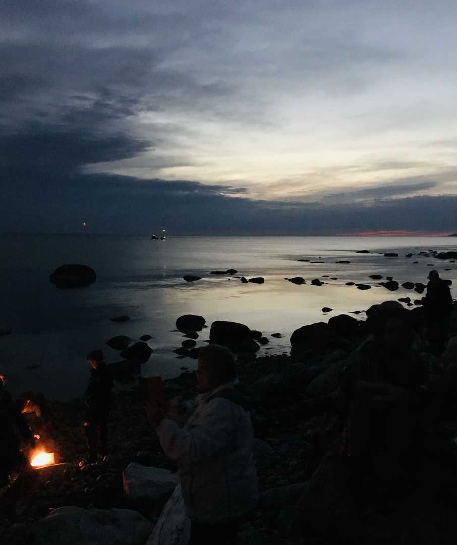 Nachts an einem Strand in Estland