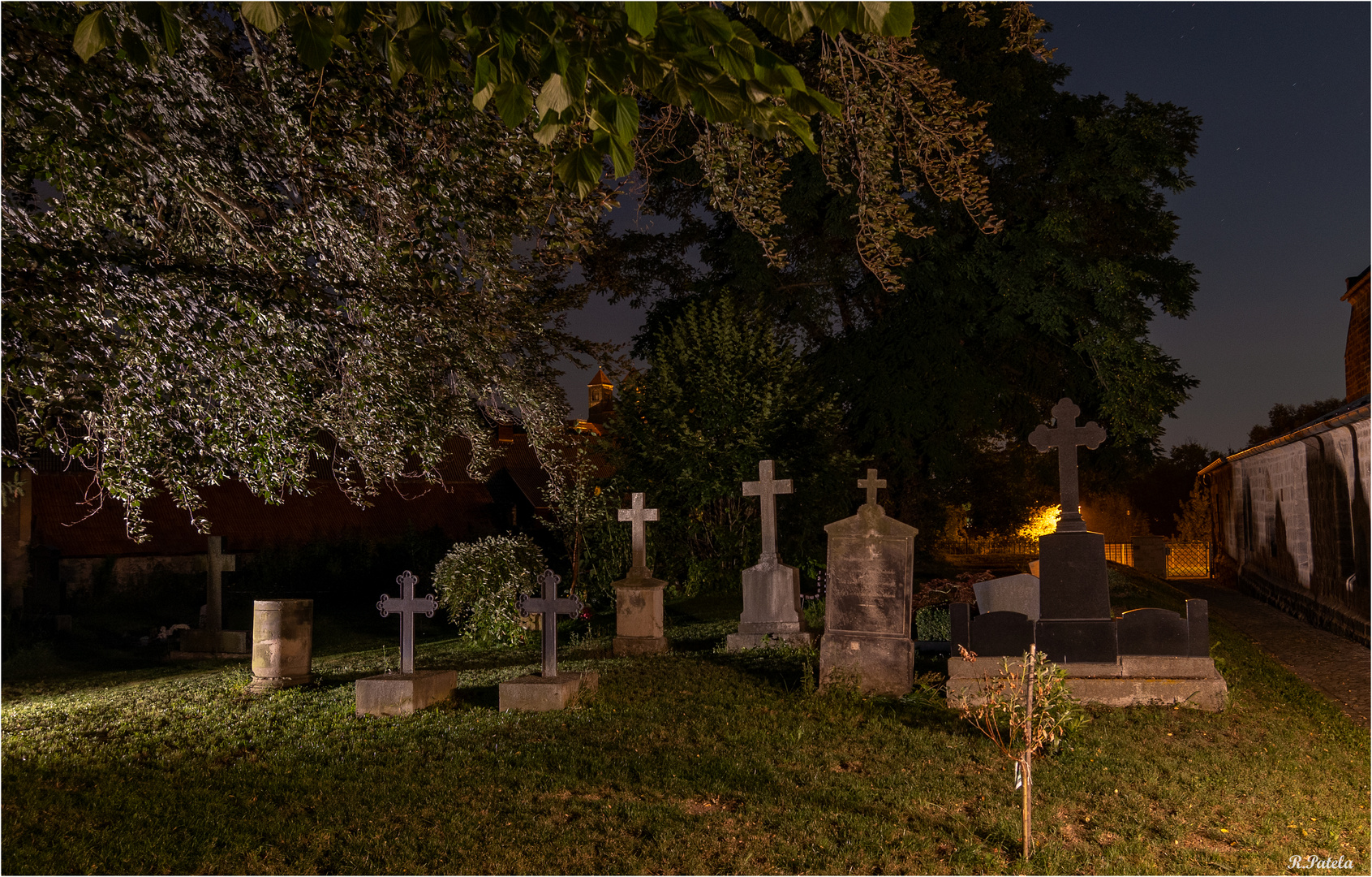 Nachts auf dem Friedhof