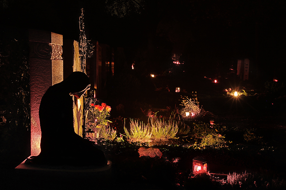 Nachts auf dem Friedhof