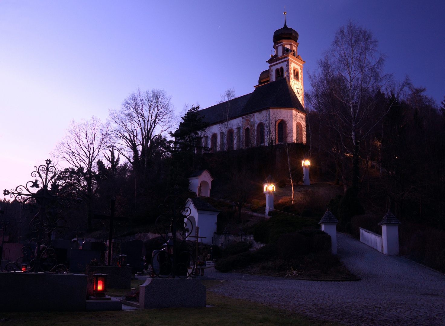 Nachts auf dem Friedhof