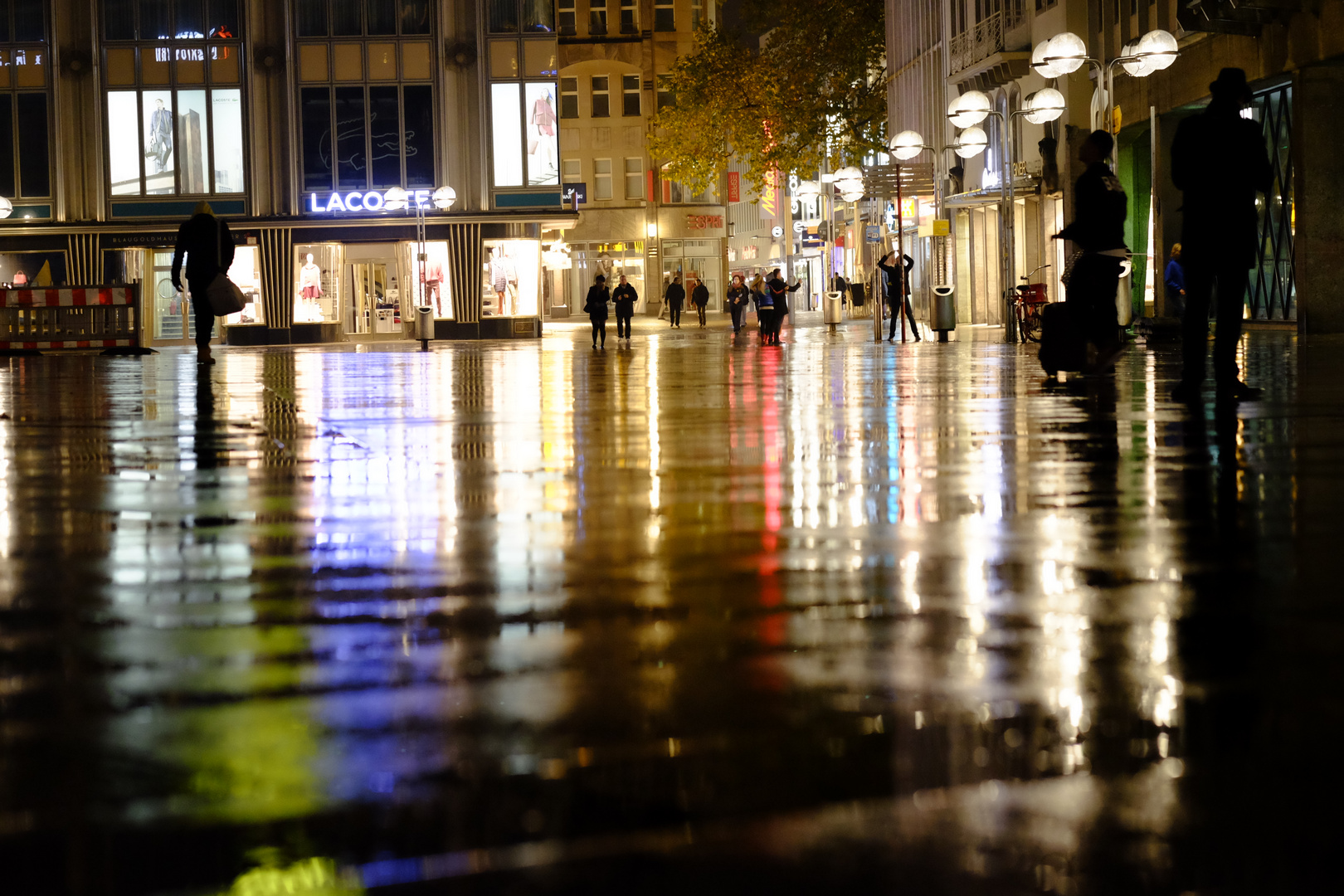 Nachts auf dem nassen Kölner Domplatz