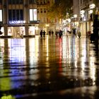 Nachts auf dem nassen Kölner Domplatz