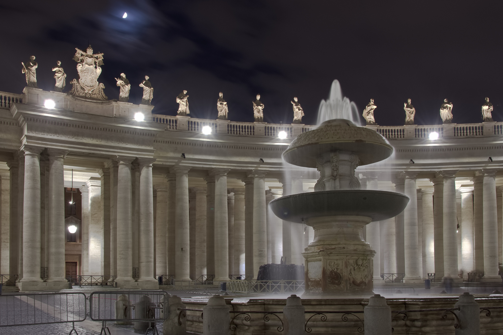 Nachts auf dem Petersplatz in Rom