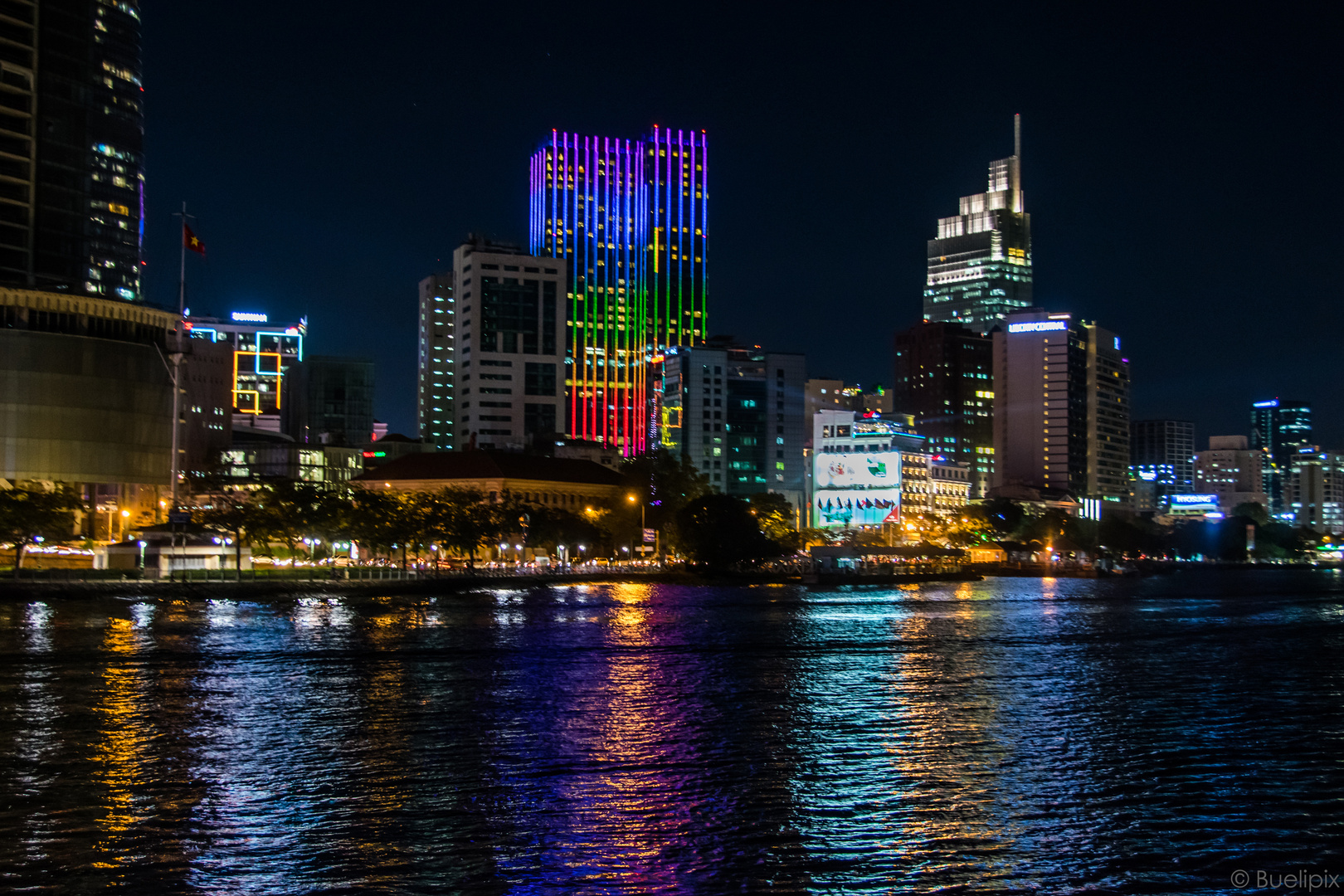 nachts auf dem Sông Sài Gòn ... Ho Chí Minh CIty by night  (© Buelipix)