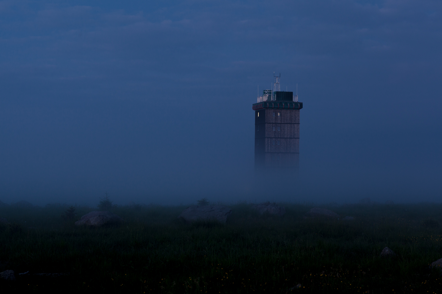 Nachts auf den Brocken 2   -   Blick zur Meteorologischen Station 