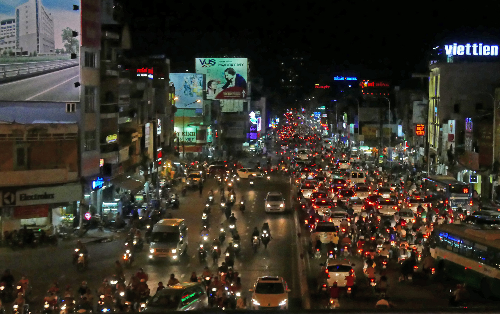 Nachts auf den Straßen von Saigon