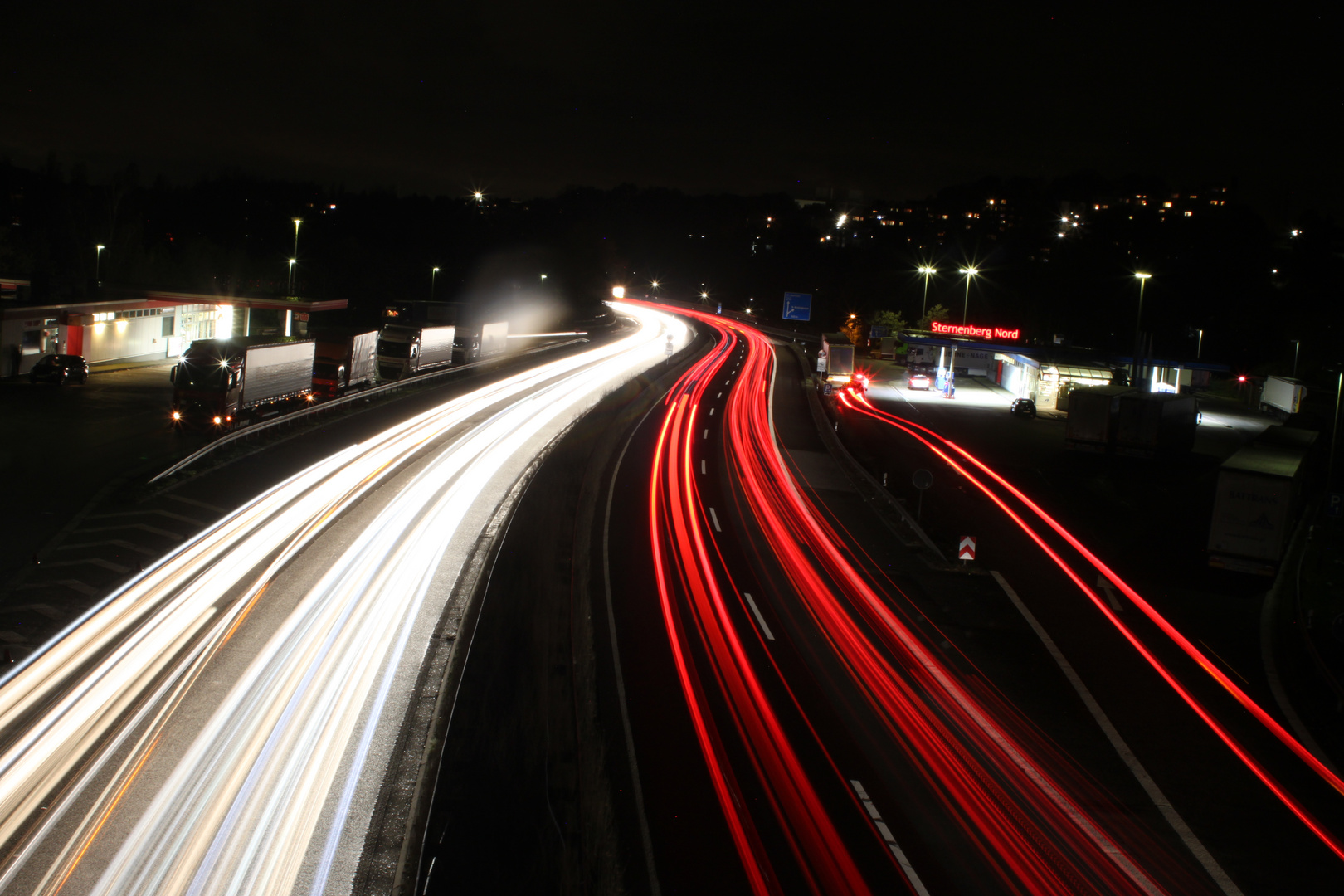 Nachts auf der Autobahn