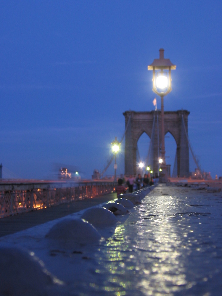 Nachts auf der Brooklyn Bridge