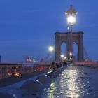 Nachts auf der Brooklyn Bridge