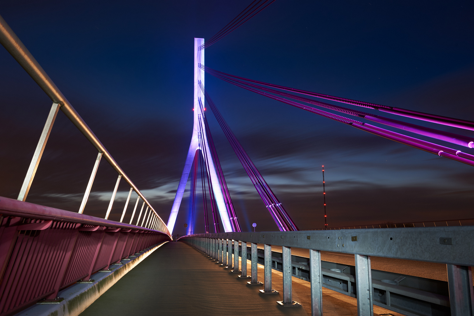 Nachts auf der Brücke