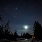 nachts auf der Eispiste bei - 22 °C der Mond zeigt sich langsam.