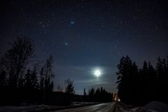nachts auf der Eispiste bei - 22 °C der Mond zeigt sich langsam.