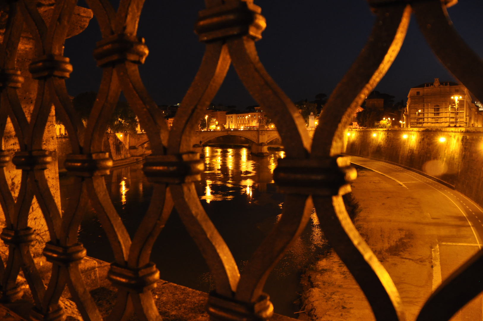 Nachts auf der Engelsbrücke