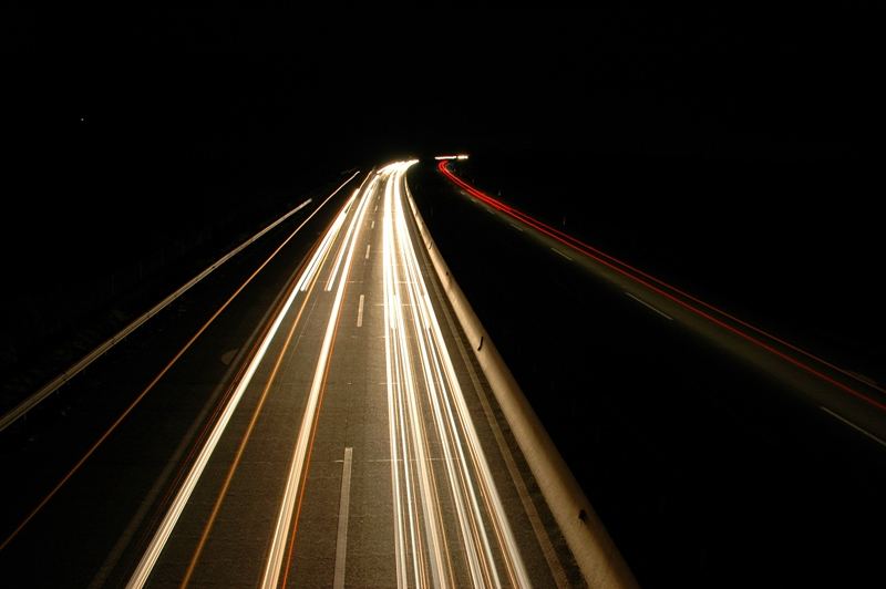 Nachts auf einer Autobahnbrücke