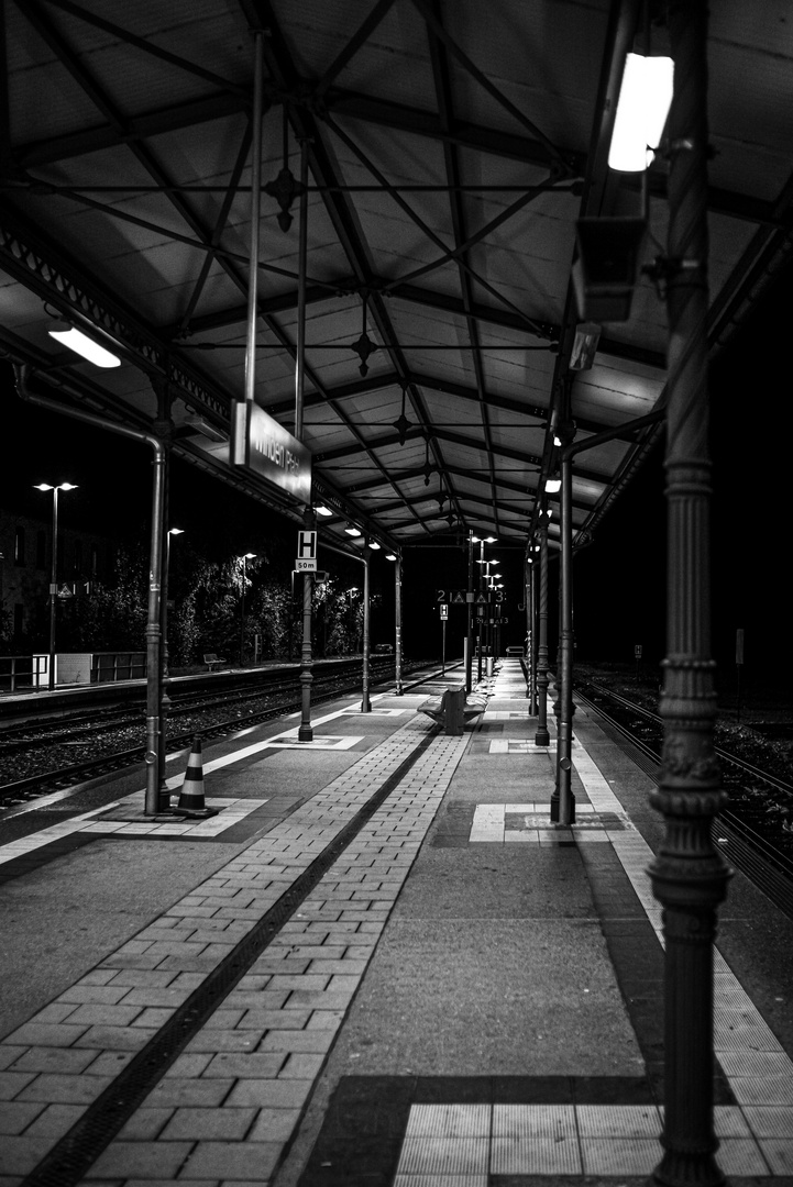 Nachts auf ländlichem Bahnsteig (gestrandet)