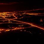 Nachts aus dem Flugzeugfenster über den Emiraten