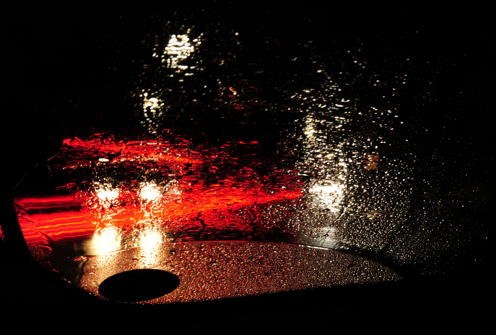 Nachts bei Regen am Straßenrand