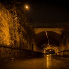 Nachts bei Regen in der Fußgängerunterführung 