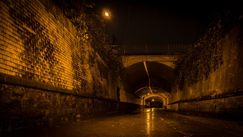 Nachts bei Regen in der Fußgängerunterführung 