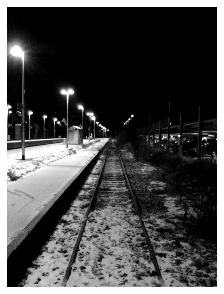 Nachts bei Schnee am Bahnhof